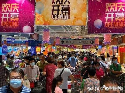 濟南第八家大潤發盛大開業，顧客爭購引熱烈場面